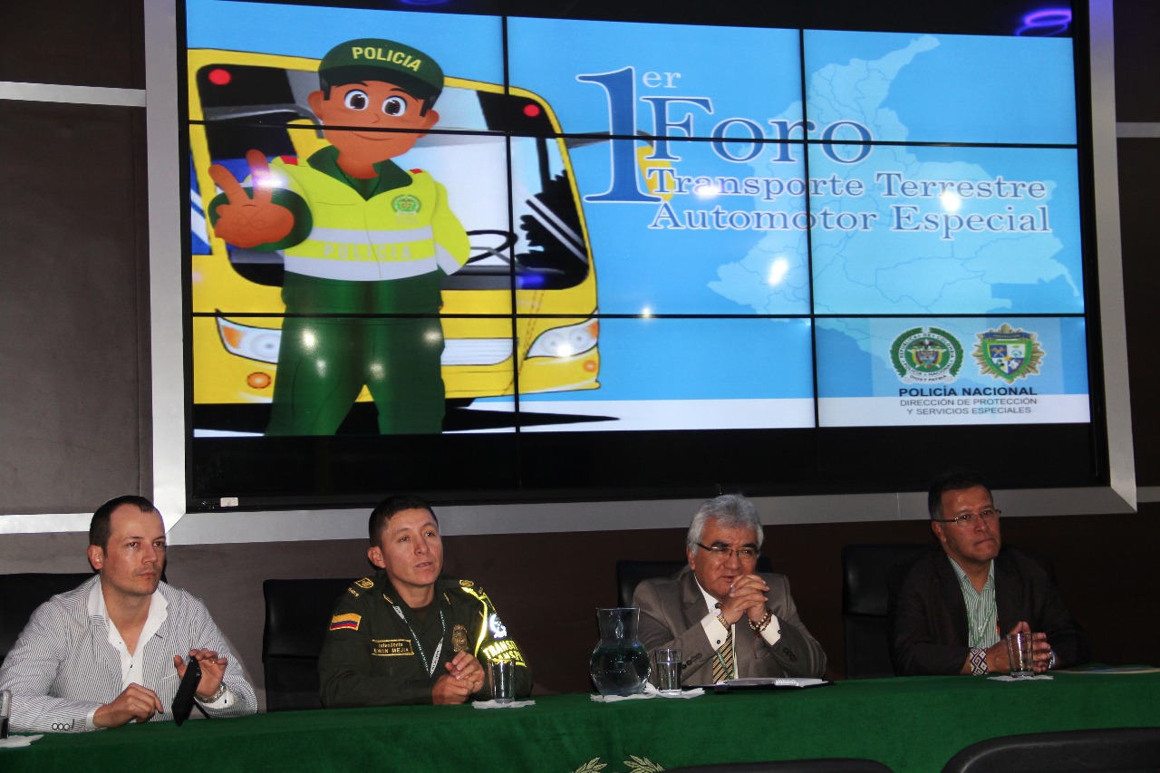 con-policia-nacional-y-otras-entidades-realizan-foro
