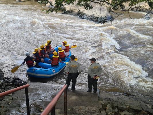 Policias de turismo-canoa en rio con tripulantes