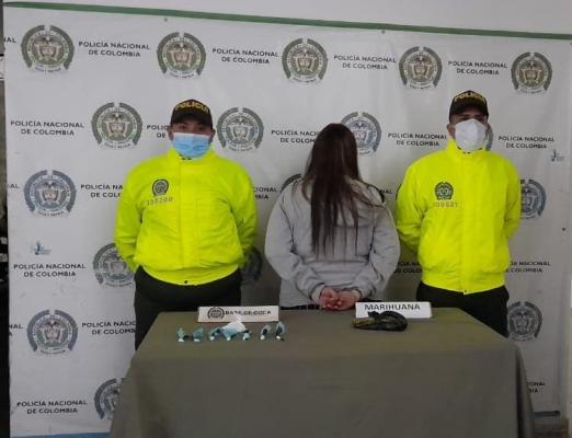 1 persona capturada-policías custodiando-alucinógeno incautado