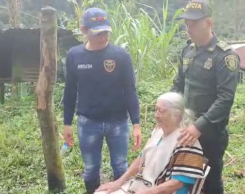 Juntos somos más fuertes, caminaron varias horas para poder trasladar a una abuela de 98 años