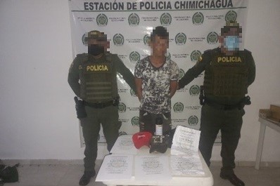 Una persona capturada-policías custodiando