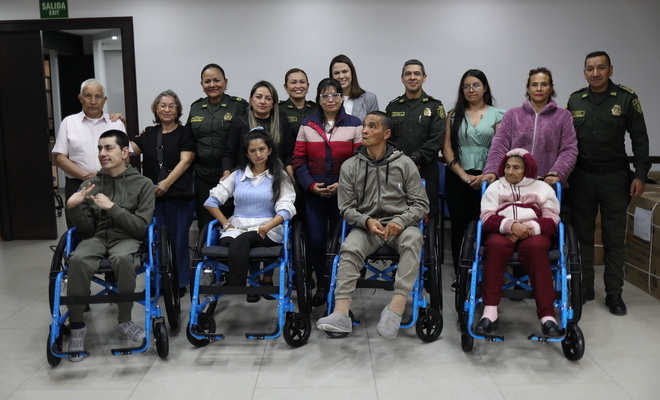 Veinticinco usuarios con discapacidad, de varias ciudades, recibieron sillas estándar para mejorar su movilidad y su calidad de vida.
