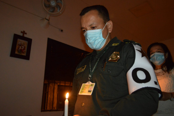 Policía con vela encendida.