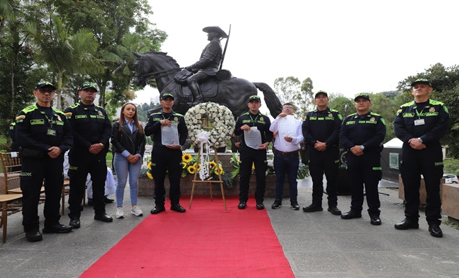 Grupo de polic&iacute;as que conmemoran las v&iacute;ctimas del conflicto armado 