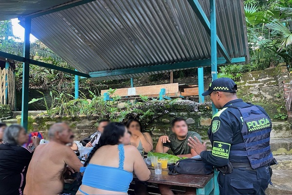 Policía de infancia y adolescencia socializando a siete ciudadanos sobre la protección de los menores de edad