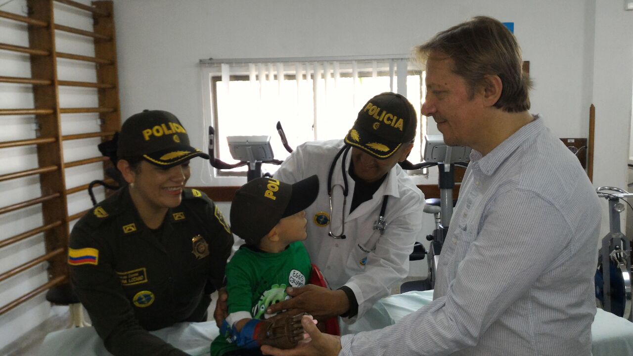 El mejor regalo de navidad, Policia-Santander