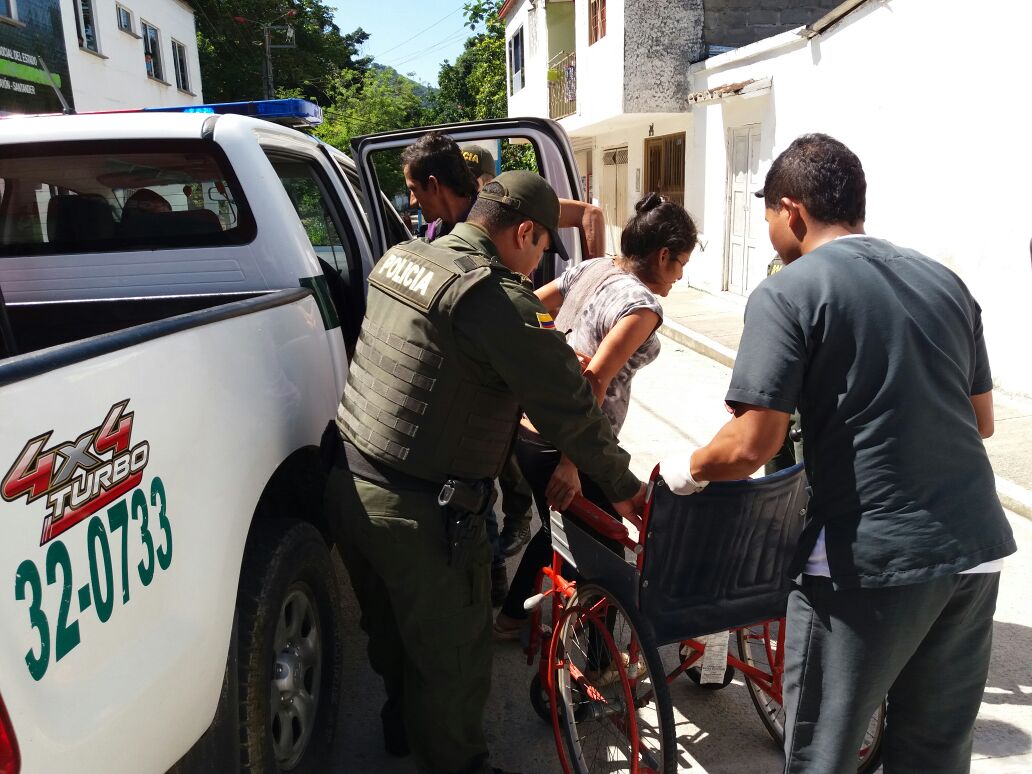 Uniformados trasladan mujer en estado de gestación - Policía de Santander