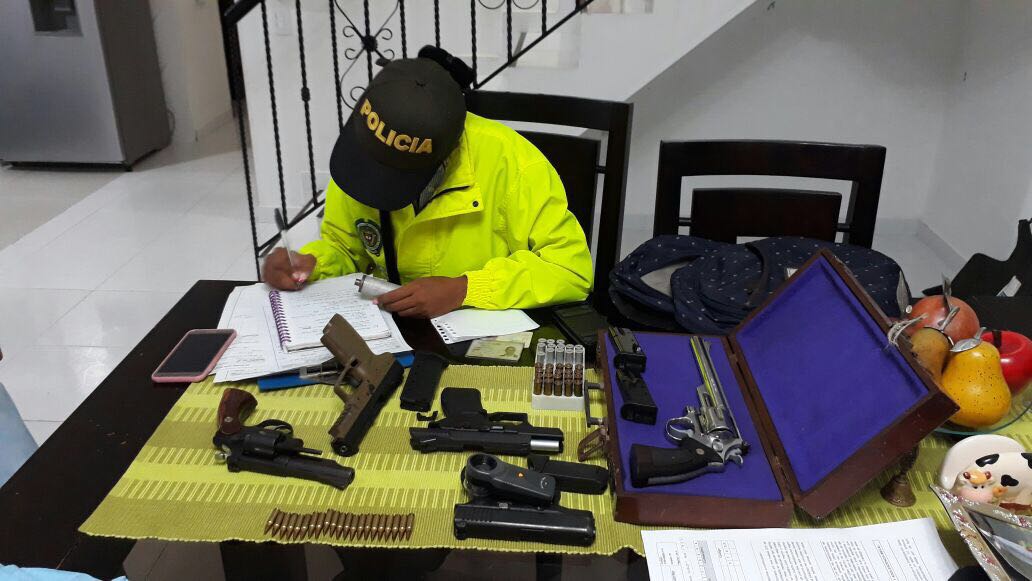 Policía captura a dos personas y les incauta armas de fuego y munición