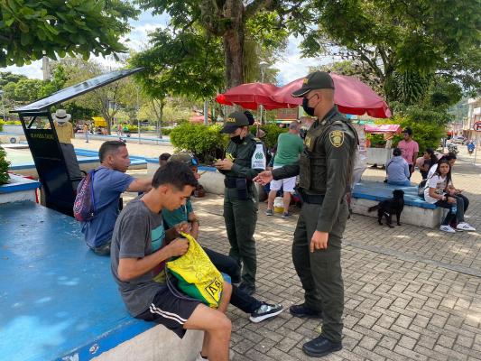 Policías solicitando antecedentes
