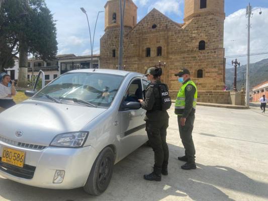 Policía regalando sticker 