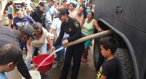 130815-actividad-agua-comunitaria-cali-policia