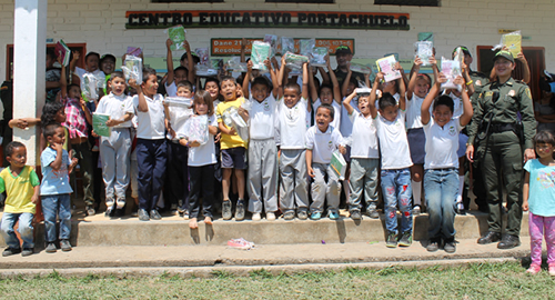 entrega de kits escolares caldas policia
