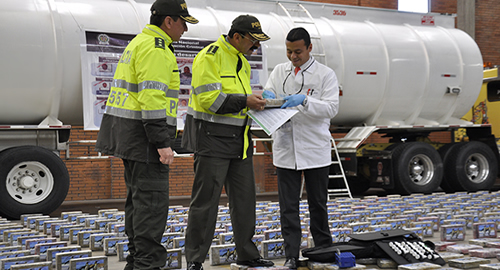 POLICIA NACIONAL-descubre-caleta-tractocamion-narcotico