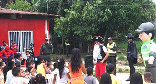311014-niños-familia-comunidad-disfraces-prevencion-seguridad-hallowen-amazonas