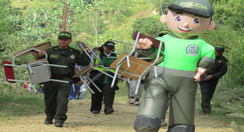 pupitres_ninos_policia