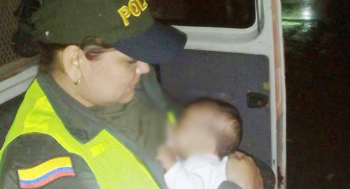 policia-amamanta-bebe-abandonada