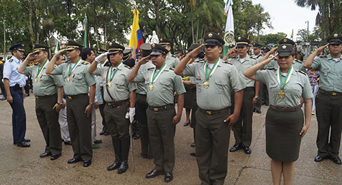 061114-condecoracion-amazonas-ubniformados