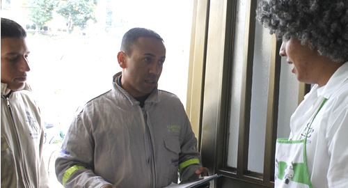 A LA PUERTA DE SUS CASA